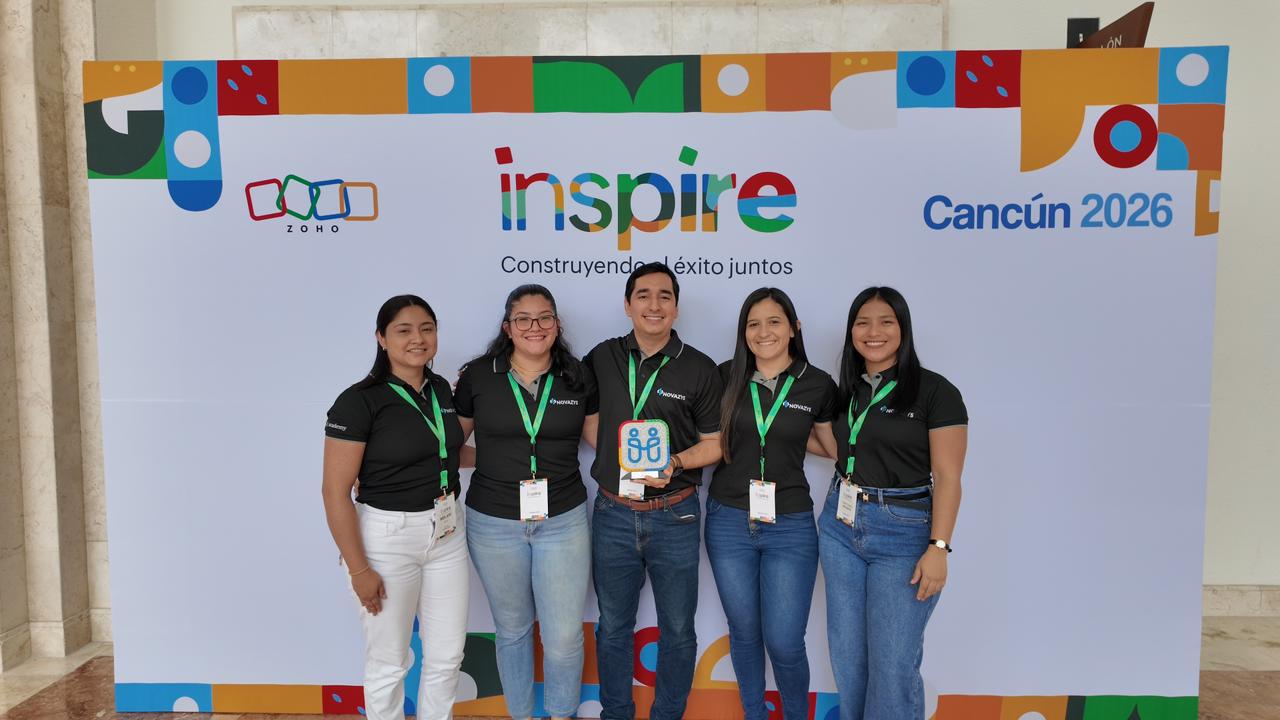 Equipo representativo de Novazys con el premio de Partner del Año